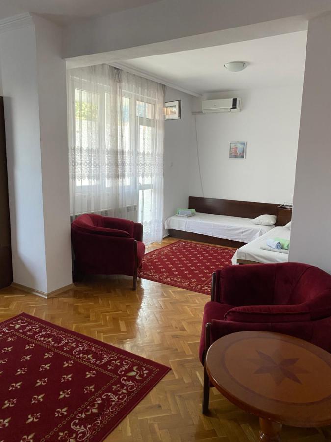 Family Hotel "May" Petritj Exteriör bild