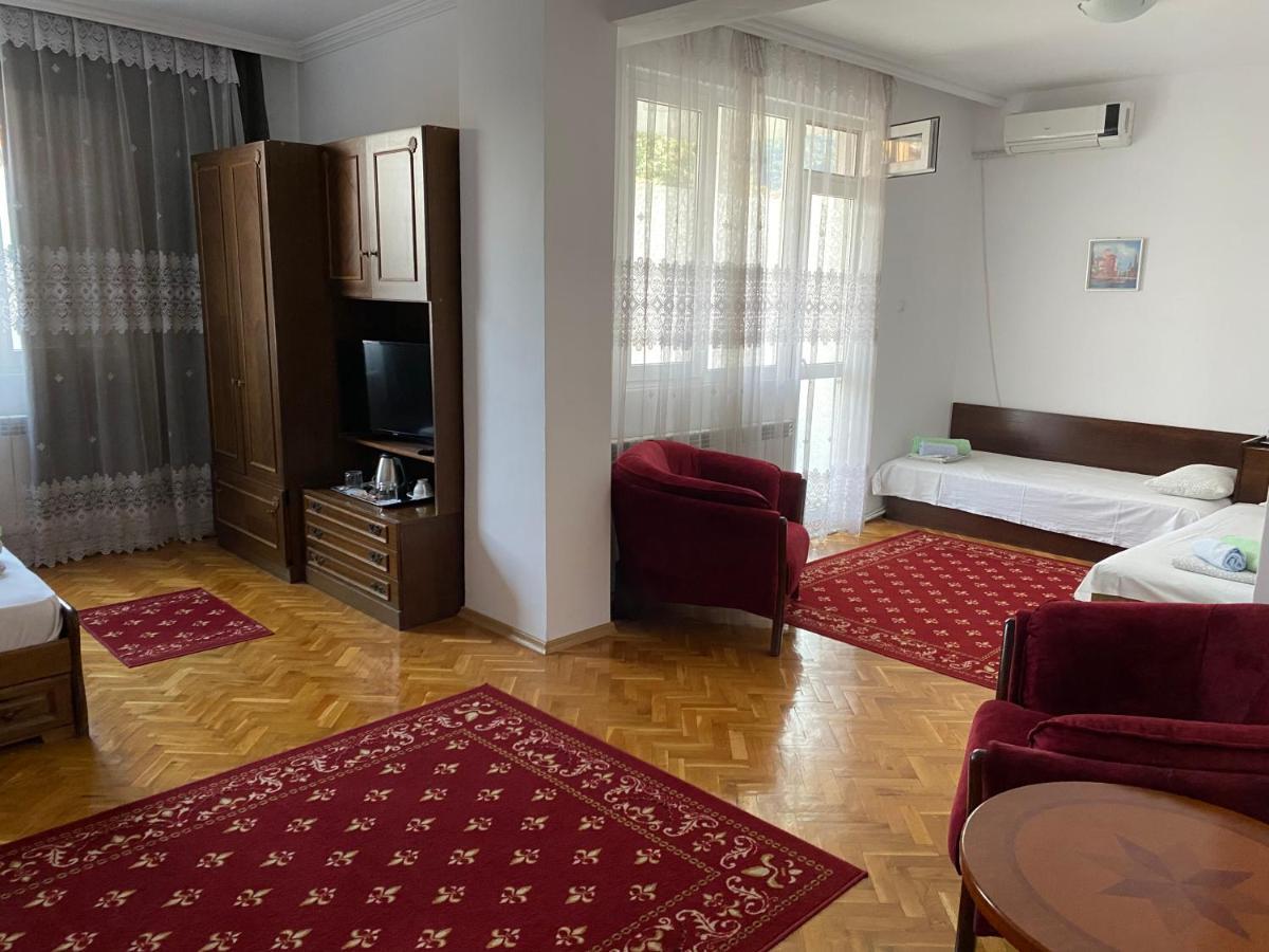 Family Hotel "May" Petritj Exteriör bild