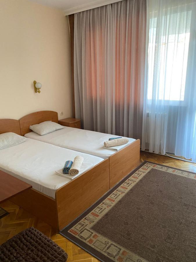 Family Hotel "May" Petritj Exteriör bild