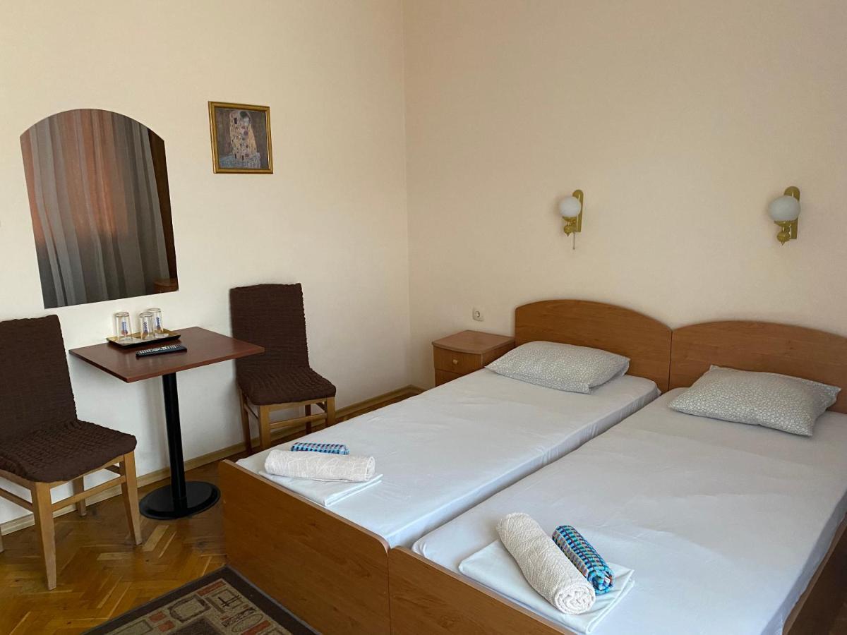 Family Hotel "May" Petritj Exteriör bild